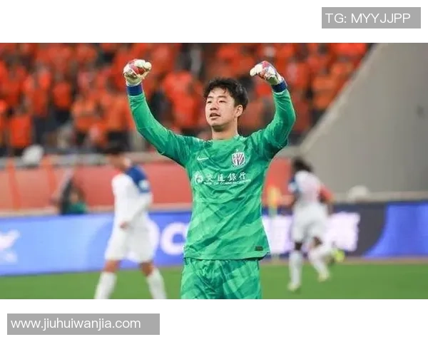 足球巨星罕见造型亮相身穿酷炫皮衣尽显型男魅力引球迷热议