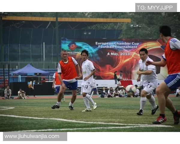 足球巨星云集激情碰撞 球场英雄齐聚一堂展现无限风采 足球巨星云集激情碰撞 球场英雄齐聚一堂展现无限风采