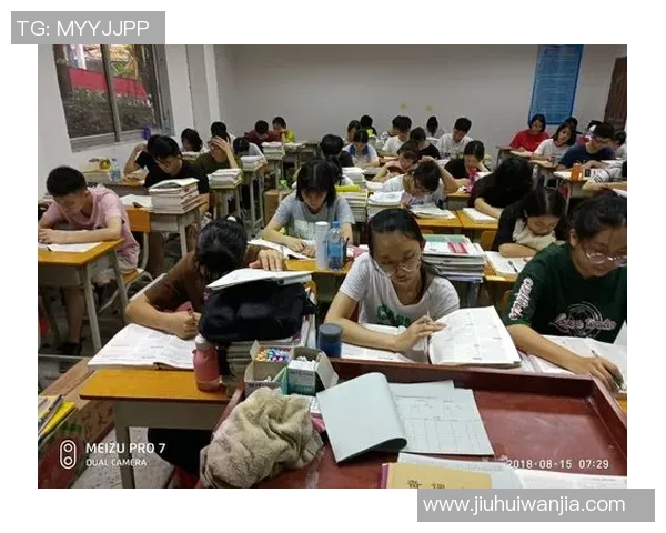 退役足球球星风采素描：从绿茵场到人生新篇章的精彩历程